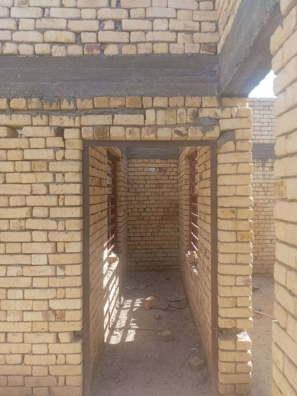 السلام عليكم بيت هيكل واصل العكادة بحي زهراء غرف ٢ براني مطبخ وصاله وصحيات ***********
