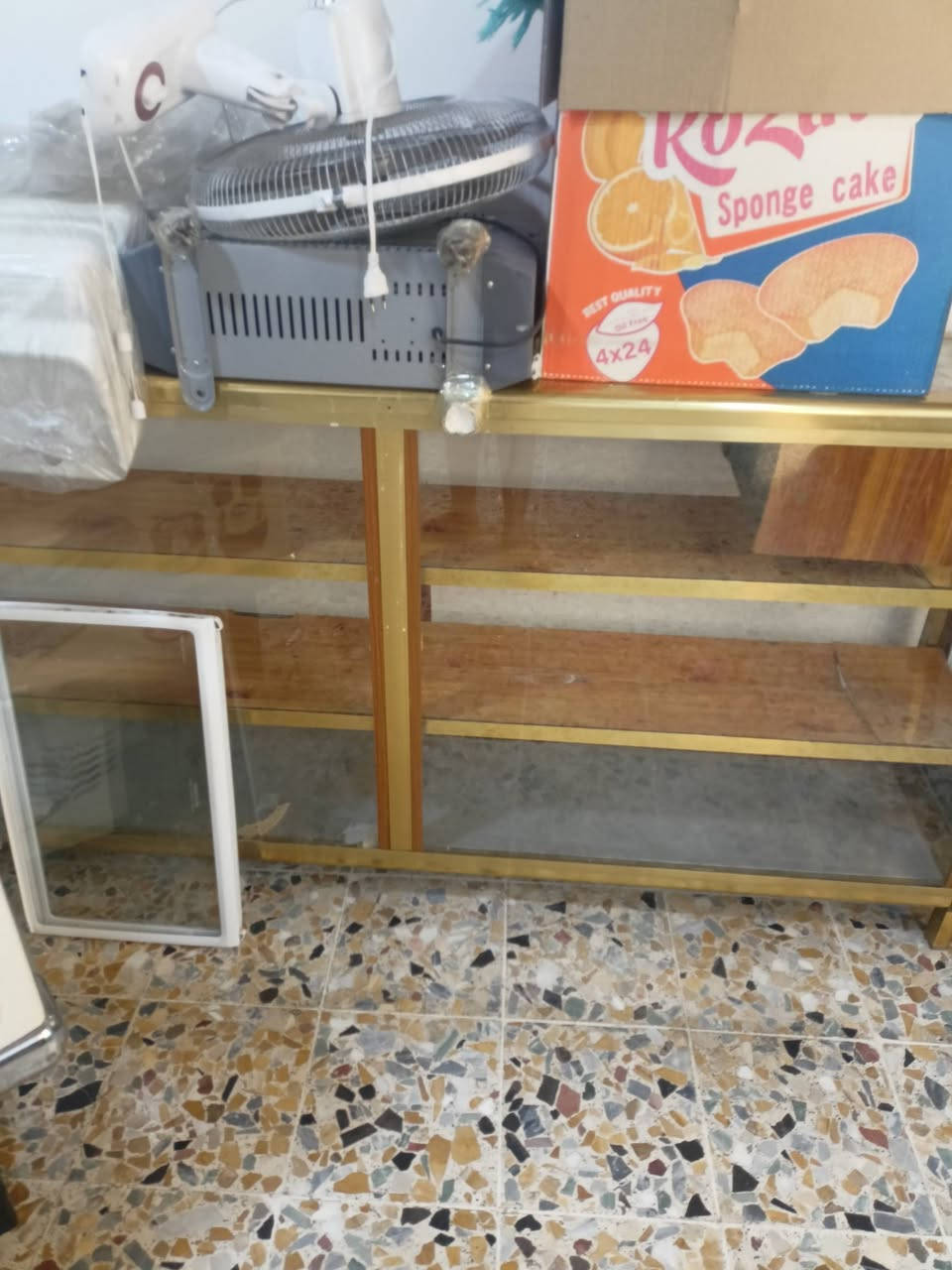 سلام عليكم متاح غراض للبيع عارضات واميوزه وارفوف وساحبه شلع ادفع سعر وتعال خاص اخابر على الرقم ***********
