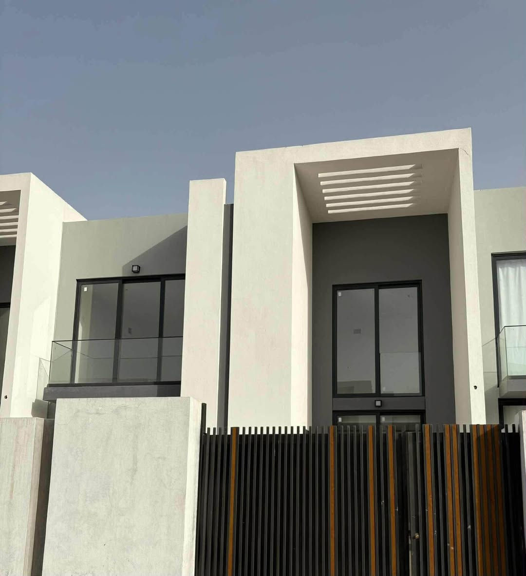 دار ركن في مجمع بدور بغداد السكني

دار ركن بواجهة أبيض ورصاصي بمساحة 268 م² في موقع مميز داخل المجمع.
✅ 4 غرف نوم واسعة ومريحة
✅ موقع ركن يوفر خصوصية وإطلالة أفضل
✅ شارع 16 متر
✅ تصميم حديث وتشطيبات أنيقة
✅ مثالية للعوائل الباحثة عن المساحة والراحة والرقي
💰 السعر: 590 مليون دينار

📞 للاستفسار والمعاينة:
***********

⭐️ منزل يجمع بين المساحة الكبيرة، التصميم العصري، والموقع المميز… فرصة لا تتكرر في مجمع بدور بغداد السكني. ⭐️
