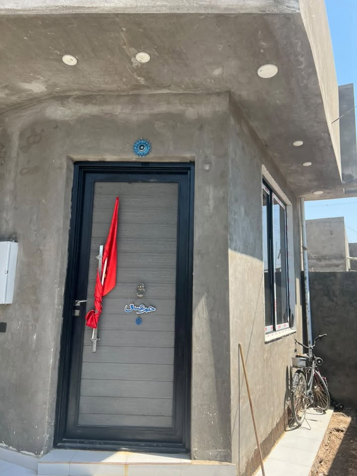 بيت للبيع في شارع علي قماره  قرب حسون مخيف على الشارع المساحه 200صب كونكريت غرفتين مطبخ صاله واستقبال وممرات ثنين وصحيات داخلي وخارجي والسعر ب١١٥وبي مجال بسيط للاستفسار على الرقم ‭***********‬
