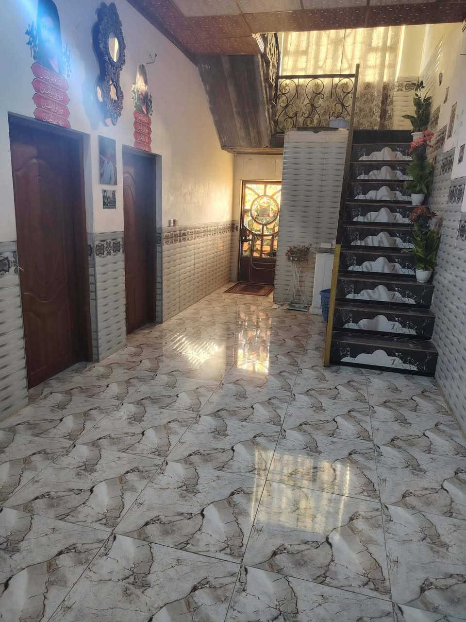 للبيع
دار سكن 
مساحه ٣٠٠ متر 
منفصل عل ١٥٠ متر

١
حي الحسين  ع الاول 
قرب االمركز الصحي 
١٥٠ متر 
يتكون 
غرفتين 
صاله 
مطبخ 
+
غرفه طابق ثاني
صحيات داخليه 
صحيات خارجيه 
+
ملحق ١٥٠ متر 
يتكون 
غرفتين 
صاله 
مطبخ 
+
غرفه طابق ثاني
صحيات داخليه 
صحيات خارجيه 
استقبال
مشترك
متوفر كافه الخدمات 
للاستفسار مراجعة مكتب السنيه للعقار 
قرب جامع السنيه الكبير
***********
