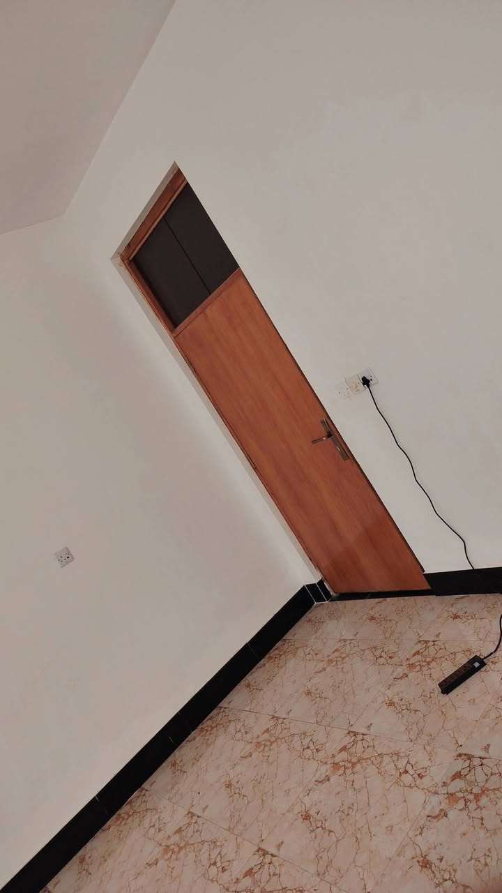السلام عليكم بيت للبيع بل اربعتالاف خلف دكتور عطا شارع ابو رياض العكيلي ميتين متر واجها 10ونزال 20 سعر 170 وبي مجال للستفسار ***********
