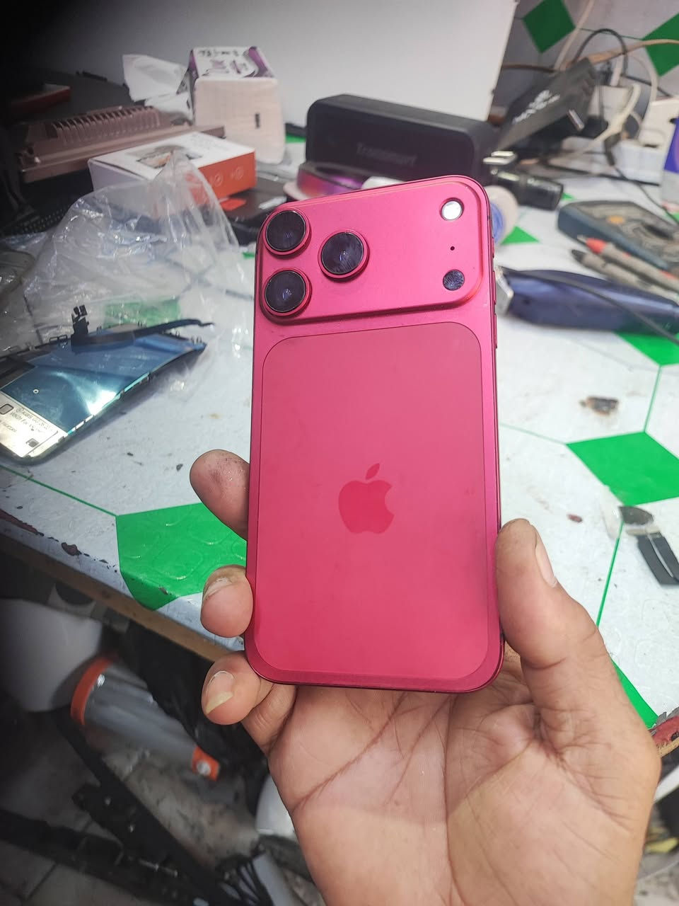 السلام عليكم
ايفون XR 
محور 17 
بس شاشه مكسوره الي يخدمه يراسلني 
*********** واتس او مكالمه 
مكاني بغداد ماعندي توصيل
