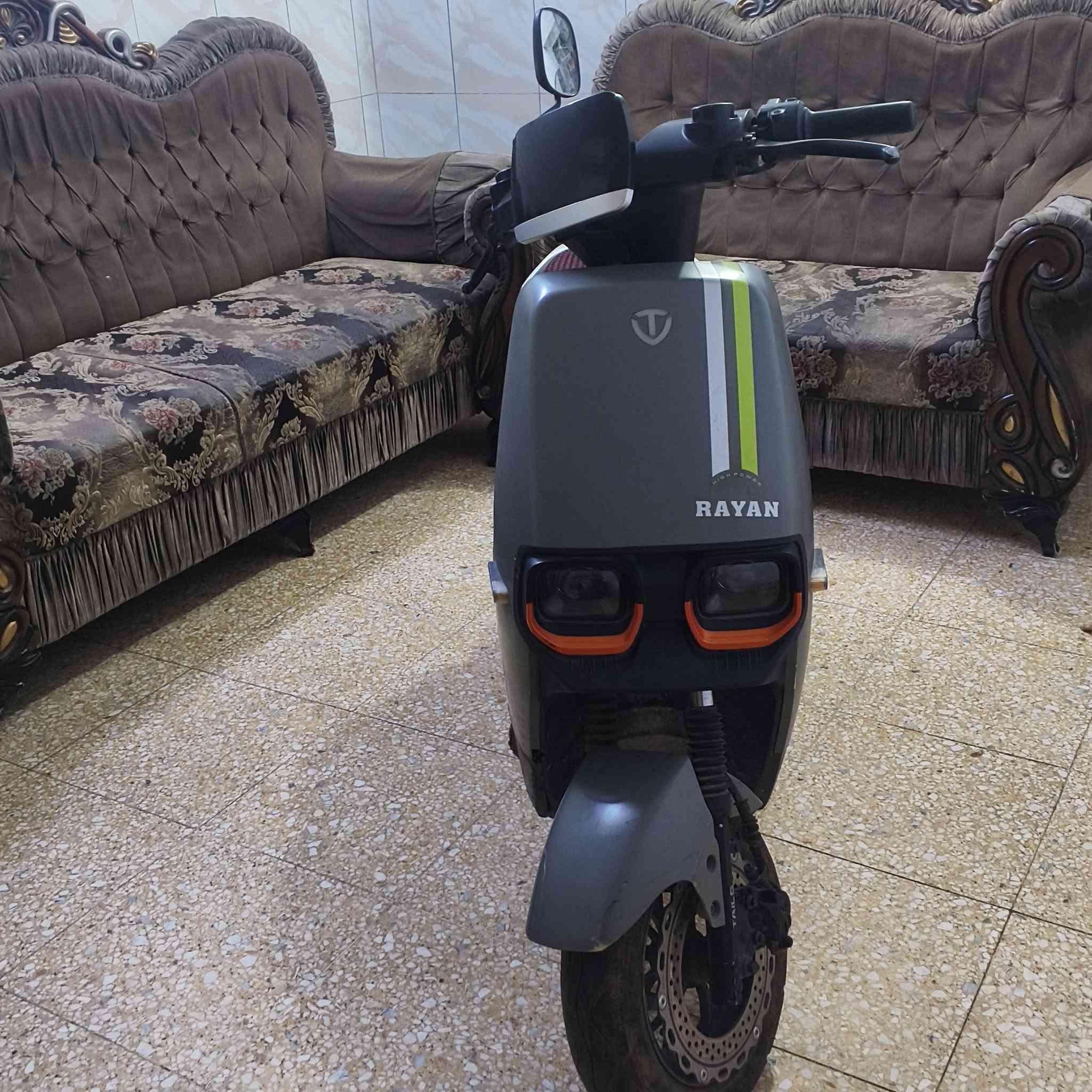 دراجه ام عيون موديل 25 رايتها ب 500,000 وبيها مجال محتاجه بطه بطارياتها تعبانه وقفا وبيها ***********
