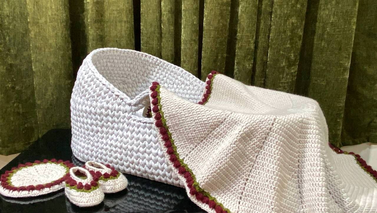 🧸 كريكوت أطفال كروشيه 🧸

راحة، أناقة، ولمسة دافئة لطفلك منذ أيامه الأولى. 🤍
مصنوع يدويًا بعناية فائقة ليمنح صغيرك مكانًا مريحًا وآمنًا للراحة، مع تصميم بسيط يناسب مختلف ديكورات غرف الأطفال.

✨ مناسب لاستقبال المولود الجديد، والتصوير، والهدايا المميزة.

📏 القياس: 70 × 40 سم.

💰 الأسعار: 🛏️ مع الدوشك + المخدة: 65,000 دينار. 🧺 بدون الدوشك + المخدة: 55,000 دينار.

🎨 متوفر بالتنفيذ حسب الطلب. 🧵 صناعة يدوية بإتقان وعناية.