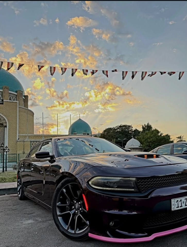 السلام عليكم
ديتونا اصل ٢٠٢٢ 
لون مميز بنفسجي 
فول موصفات عدا الفتحة

*كشنات جلد وكنتارا
* سستم صوت الباين
* شوته موبر زركة مفتوحة بلادي
* السيارة طبت للعراق ماشية ٩ الاف مايل حاليا ٢٧ الف 
* تراي السيارة مخيف من ناحية السرعه والنعومة
* تبريد بلادي
* امكانية التحكم بوضعيات المقود كهربائي.
* ويل قياس 20 أنج
* مقاعد رياضية كنتاره ختم دايتونا
* ذاكرة لحفظ وضعيات الجلوس (ميموري) .
* المقاعد الأمامية تبريد وتدفئة
* المقاعد الخلفية تدفئة
* شاشة كبيرة قياس 8.4 أنج اويشنات SRT كاملة
* تدفئة ستيرن .
* تشغيل عن بعد
* داخل لون مميز رصاصي مشطب يجي بالديتونا
* كير شفتر بالستيرن .
* تحكم ستيرن كهرباء
حادث السيارة : الجاملغ الامامي الايمن فقط بدون ايرباك وطلع بيه حادث مسبق جاملغ خلفي ايسر والباب والتكمة اليم الجاملغ مرشوشات كلير ملاون من امريكا (مابيهن ضرر)

***********
