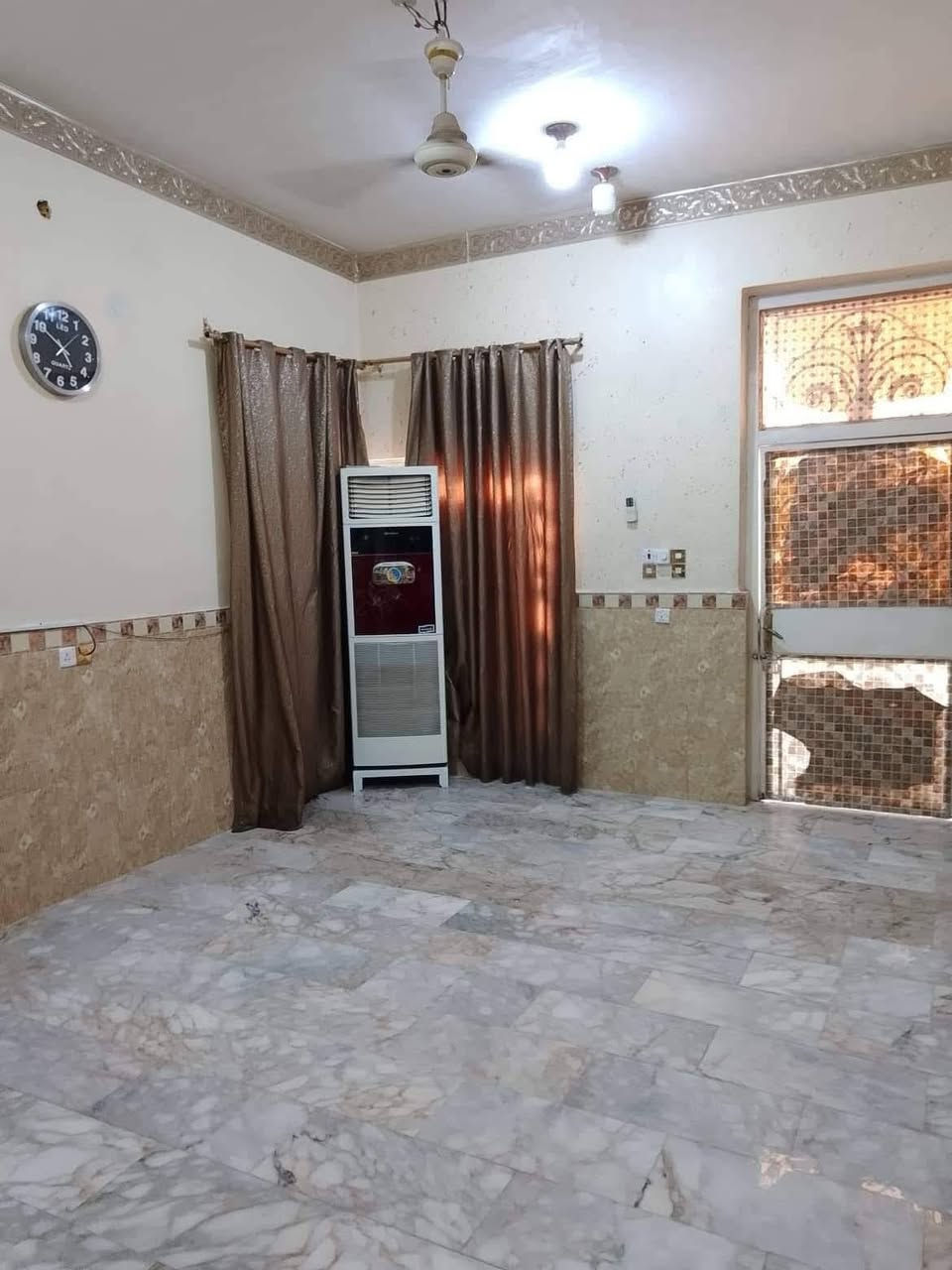 دار للبيع طابو صرف مساحه 150متر بل ثوره خلف مجمع حور العين بناء حديث الطابق الارضي غرفتين صاله مطبخ استقبال صحيات مناور الطابق الثاني شقه معزوله عدد الغرف 3صاله صحيات البيت بناء حديث جميع الخدمات الشارع تبليط سعر بلاش بيت تحفة
 اتصل بل رقم ***********
