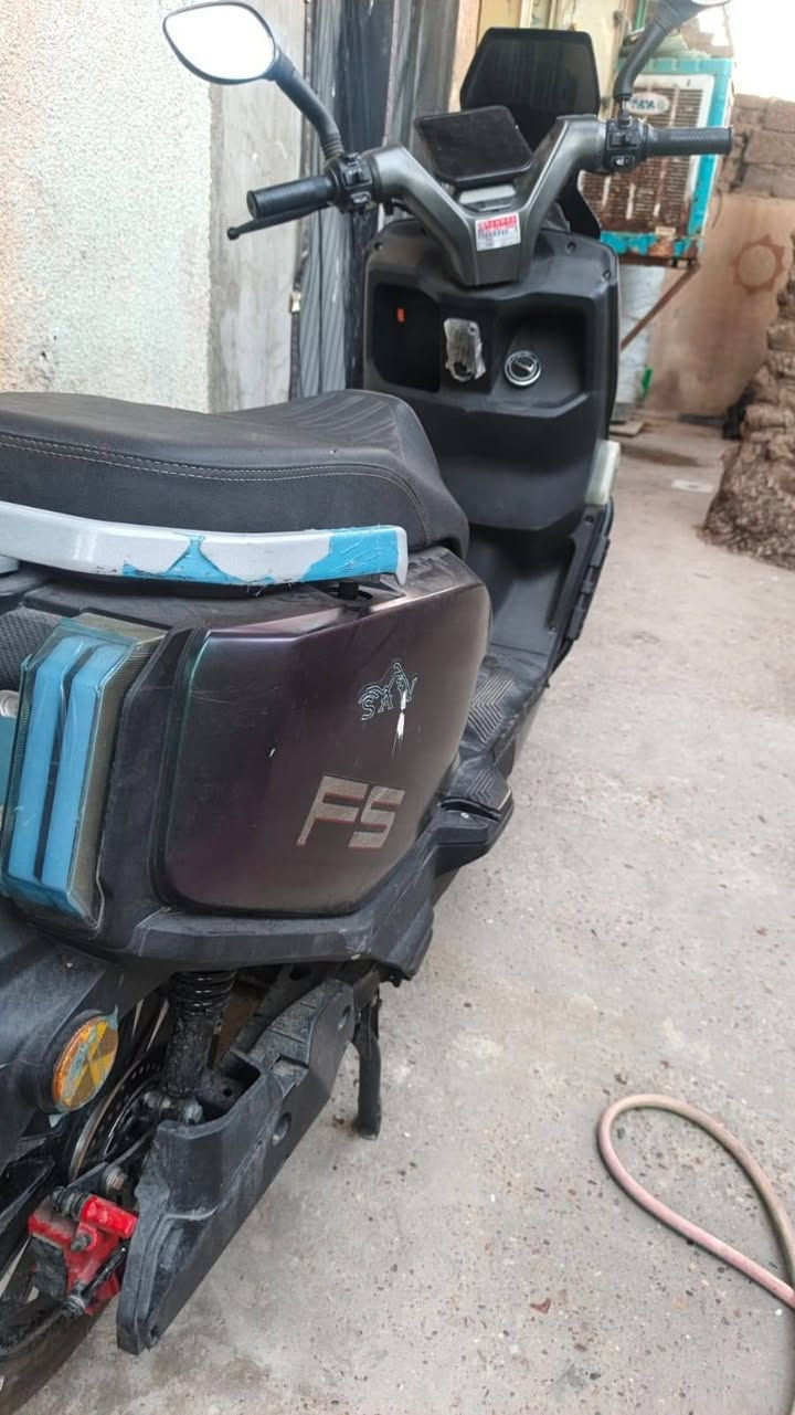 السلام عليكم دراجه شحن للبيع نضيفه جدآ بصمه الدراجه فجئه صار بيها هاذا الخلل واني صورته بالفيديو ناس ادكول ملف وناس ادكول يده وناس ادكول بطاريه وحده ضربت عل عموم اني موديتها للمصلح ابيع على وضعها هاذا الوالدراجه سعره 650 الف دينار اتعجبك تعال اخذه متعجبك اعبر المنشور  وهاذا رقمي *********** مكاني بغداد حي النصر
