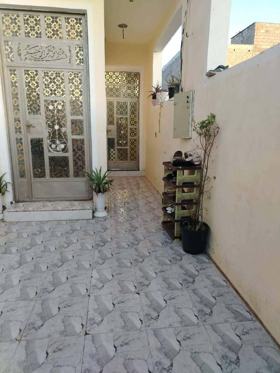 سلام عليكم بيت للبيع طابو ملك زراعي مساحة 100 متر البيت يحتوي على استقبال وممر وصالة جبيرة نفس. صالة مطبخ وأيضا ممر بصفها وغرفة نوم. وحمام داخلي وفوك بيتونة جبيرة بكد صالة جوة. وحمام خارجي موقع البيت بعقوبة التحرير الحولي محمد ليلى سعر البيت 47 مليون وبي مجال بسيط للأستفسار الأتصال على الرقم ***********

نص مكتوب في الصور:
- REDMI A5 27mm | f/2.0 | 1/33s | ISO500 18/9/2026 15:29:15
