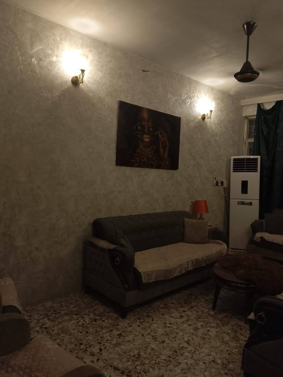دار للبيع في الراشديه / البدعه/92متر واجه70-4 والنزال20متر رفت بناء2019 يتكون من غرفه 3 نوم وحده منهم هيكل والواجه ردنه انغيره بس بقت على المشتري 
***********
