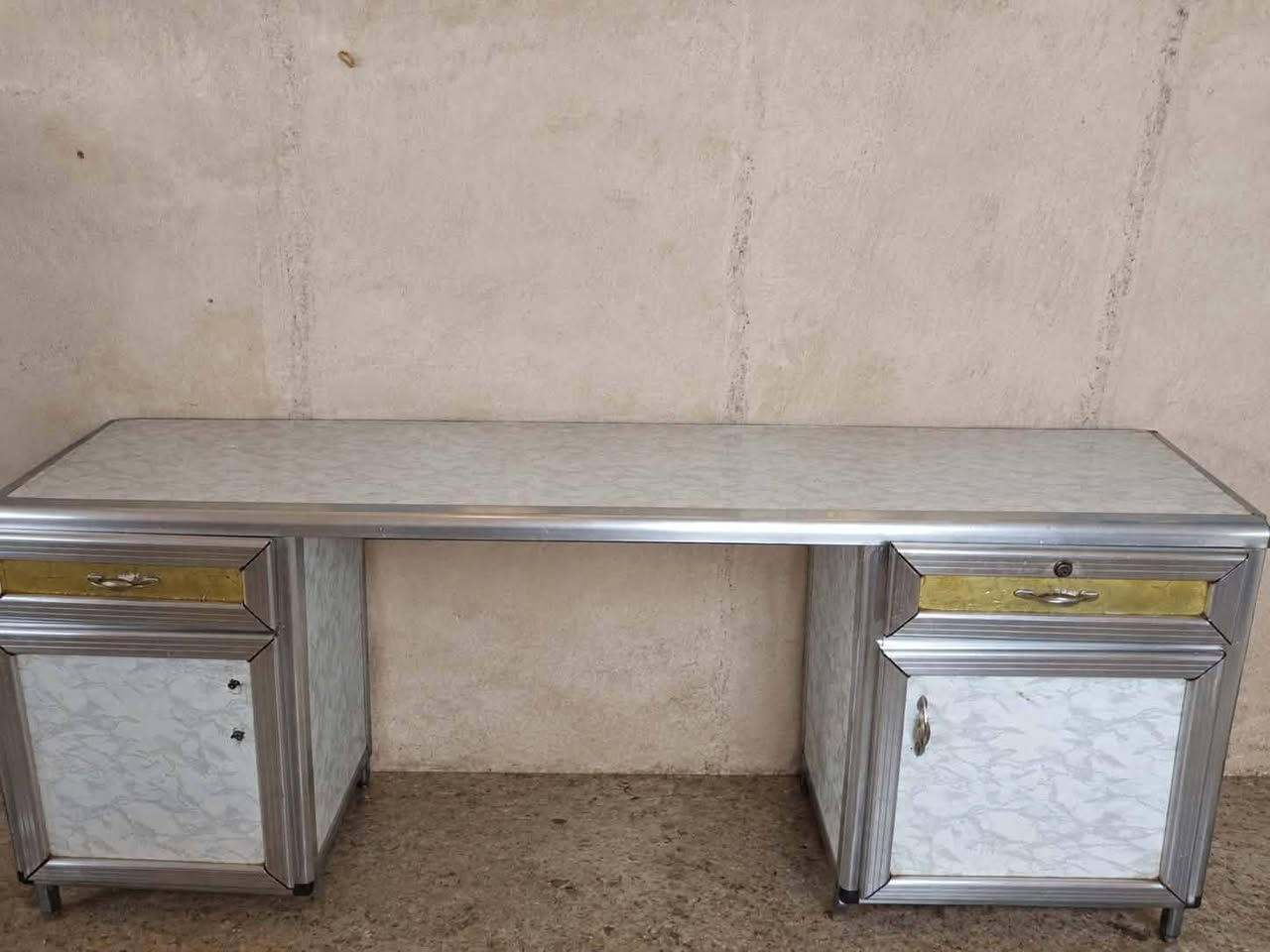 ميز حلاقة • مراية