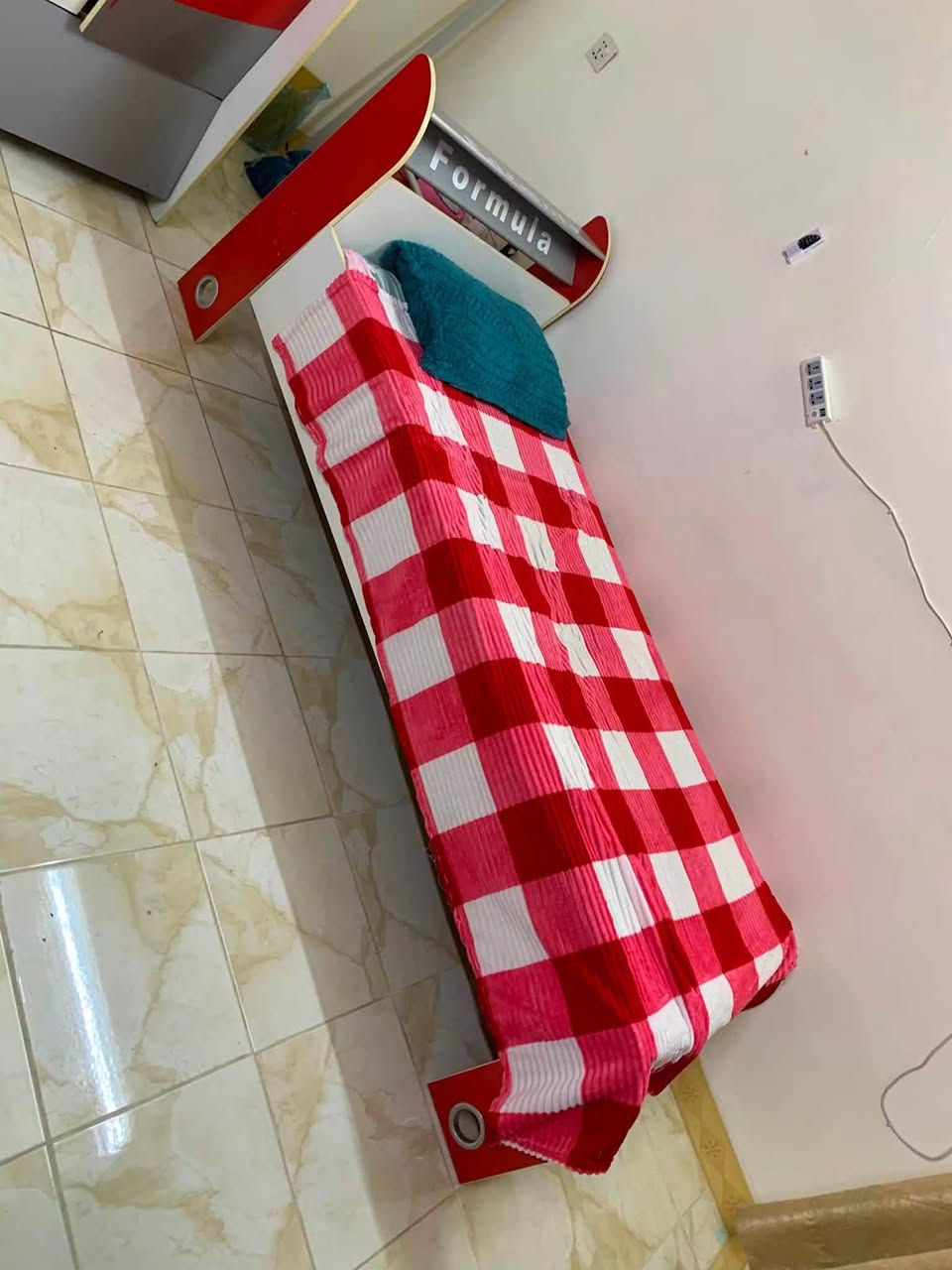 غرفة نفر نظيفة ٤ قطع للبيع
العنوان /  سرجنار شارع ابو سناء مجاور فندق برج الحياة بالضبط للاستفسار الاتصال  على الرقم ***********
