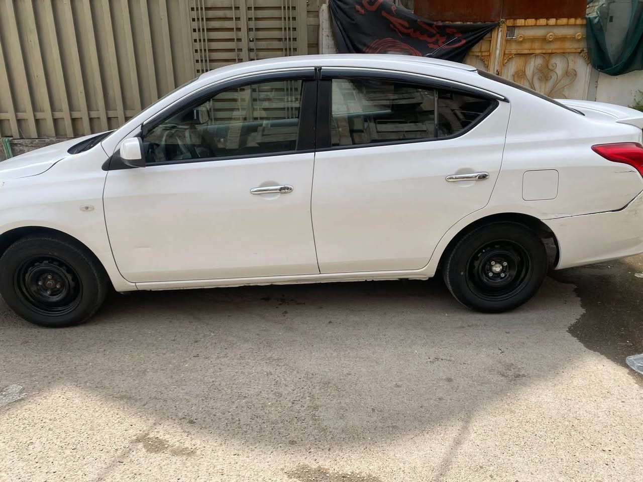 للبيع سني هندي بليته زركه موديل ١٩
تخم تاير جديد و كير ومحرك مكفول و حداديه جديده 
و منضومه زنون كامله ماشيه ١٠٠ الف كيلو 
الجاملغ الايسر مبدل اصلي شركه و بيها طخه بالدعاميه الخلفيه موضحه بالصور 
السعر ٩٥ و بيها مجال 
للأستفسار ***********
