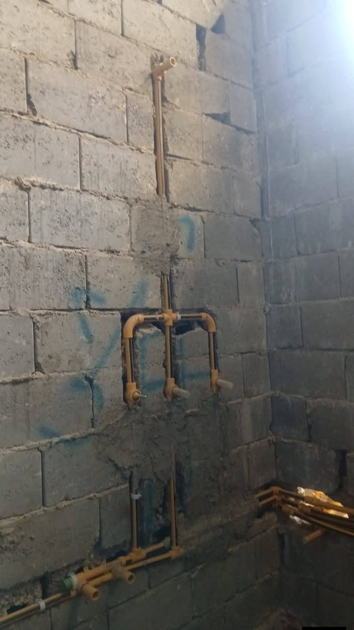 🏠 هيكل للبيع في الجولان الثانيه قرب الحولي يبعد عن الشارع العام حوالي 100 متر 
♦️ الشارع 10 م و يقع على شارع مدرسه التوفيق من جهه سكه القطار [ على الوجه مباشره ]
♦️ مساحه الهيكل 160 م [ الوجه 5 والنزال 32 م ] يتكون البيت من طابقين الطابق الاول طابوق و الدواخل بلوك والطابق الثاني بلوك 
♦️ يحتوي البيت على 3 غرف نوم و استقبال و صاله الطابق الاول كبيره و تحتوي على مطبخ حار مؤسس و كامل و صاله كبيره في الطابق الثاني 
♦️  يحتوي على حمامات عدد 2 و صحيات خارجيه و مناور عدد 2 و الخزان البيت السبتتنك كامل و مقسوم الى نصفين 
♦️ البيت كامل كهرباء و ماء و مجاري و نصف البيت 🏠  مشمع بل جص علما ان مجاري البيت خطين 
♦️ الهيكل كامل لشبكات تقطير السبالت و شبكه الانترنت و بواري الكامرات مع تثبيت بورد ال D.V.R الخاص بل كامرات و كل غرفه تثبيت بوري الستلايت للبلازما 
مع تثبيت سيركت الداخلي و بورد الكهرباء و بورد الماطور 
البيت مسحوب له ماء و كهرباء 
♦️ علما ان اساس البيت مقطع نصف اساس شريطي  و نصف رفت صب كامله 
السعر 42 مليون و قابل للتفاوض مع صاحب العقار 
للاسفسار الاتصال 
***********
***********
او مراسله الصفحه
