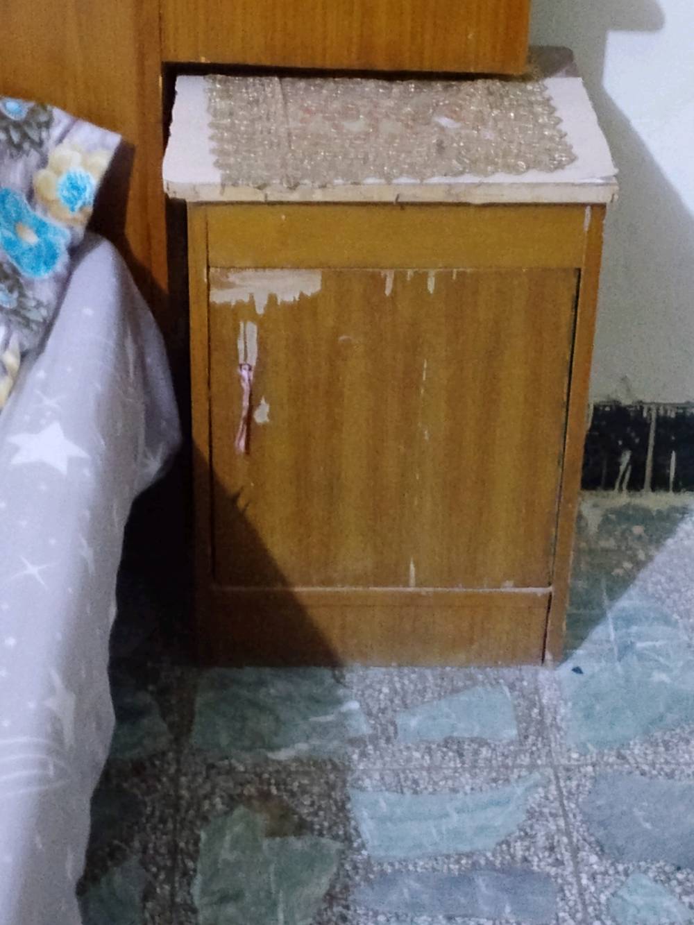 +964 782 375 4712. هذا الرقم مالتي مال الواتساب اللي يريد يشتري الغرفه خليه يراسلني سعرها ب 400 بس الجامه مكسوره مال المرايه