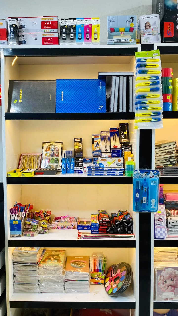 📚✏️ يعلن مكتب المحمود بفرعيه ✏️📚

بمناسبة قرب افتتاح الموسم الدراسي الجديد للعام 2026 / 2027، نعلن عن وصول بضاعة جديدة ومتنوعة من القرطاسية والمستلزمات المدرسية وبأسعار مناسبة جداً وفي متناول الجميع.

🎒🖊️ كل ما يحتاجه الطالب متوفر لدينا وبجودة وأسعار مميزة.ومناسبة جداً ✒️📝✂️📐📒🖇🗓📘📚📖
العنوان الموصل  ناحية القيارة الشارع 
الفرع الأول ناحية القيارة الشارع العام قرب جامع الرمانة الكبير *********** 
الفرع الثاني ناحية القيارة وسط سوق القيارة مقابل مجمع دبي ***********
أهلاً وسهلاً بكم في فرعي مكتب المحمود، ونتمنى لأبنائنا الطلبة عاماً دراسياً مليئاً بالنجاح والتفوق. 🌹📖
