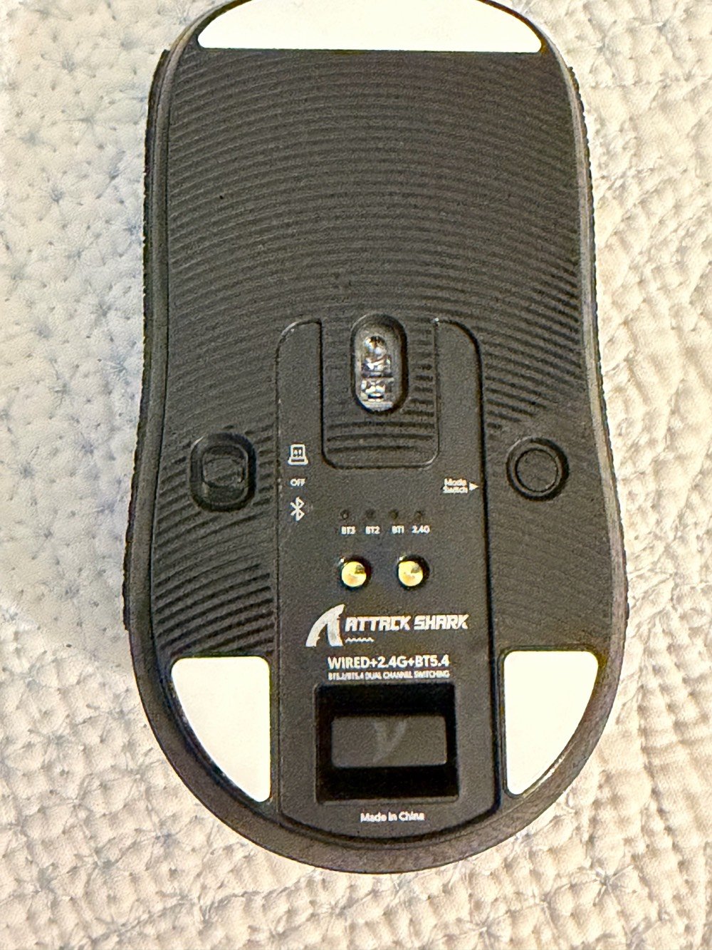 Attack Shark X6، ويبان بالصورة وياه قاعدة الشحن المغناطيسية والدونگل USB . 
السعر 55