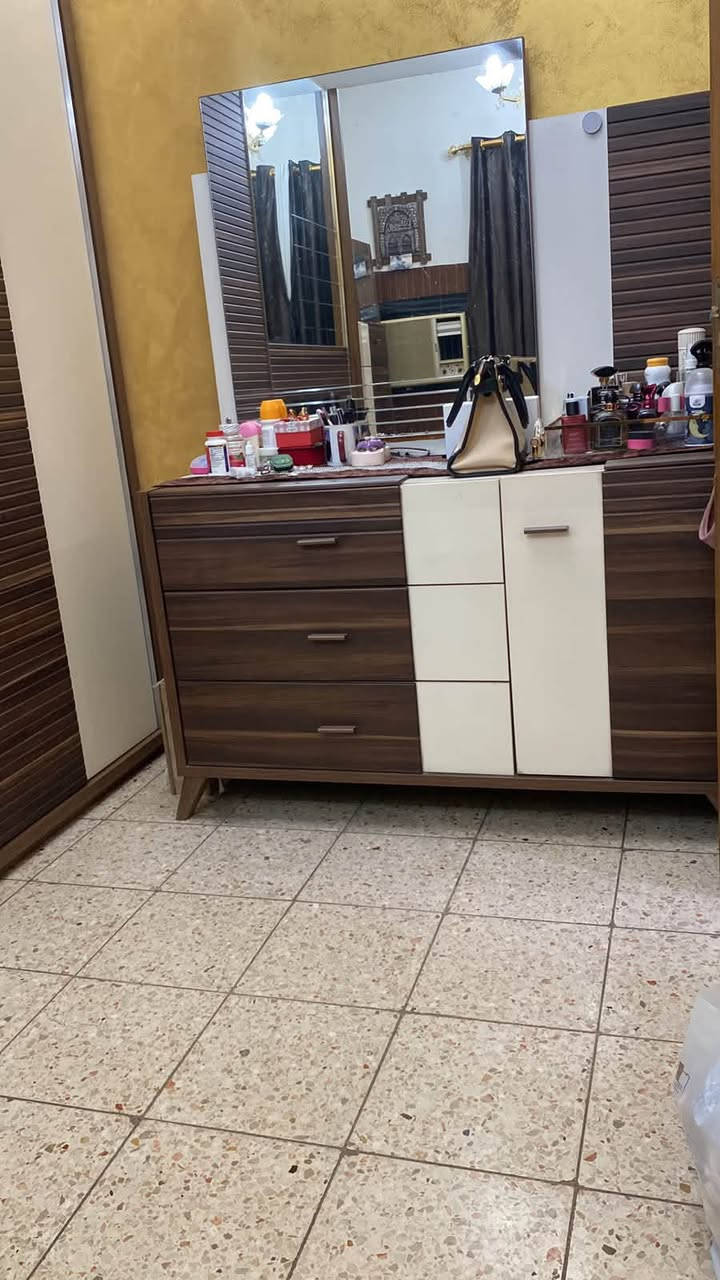 السلام عليكم غرفه تركيه للبيع جدا جدا نظيفه وشكلها بعد احلى من التصوير ماخذينها من هوم سنتر  يردوها بمليون قفل الاتصال على هذا الرقم ***********
