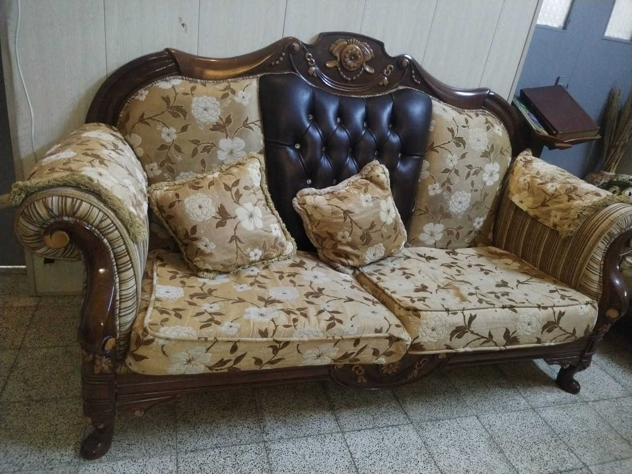 سلام عليكم قنفات نظيفه وجديده للبيع مستعجل للتواصل واتساب ***********
