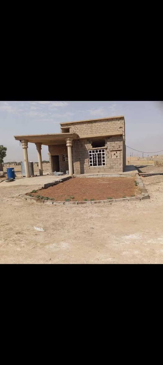 السلام عليكم بيت طابق واحد للبيع على خط السريع بيعد عن خط السريع كيلو المساحه نصف دونم الخدمات كهرباء وتبليط واصل للبيت  السعر ٢٠مليون وبي مجال للشراي رقم الهاتف واتساب فقط  ***********
