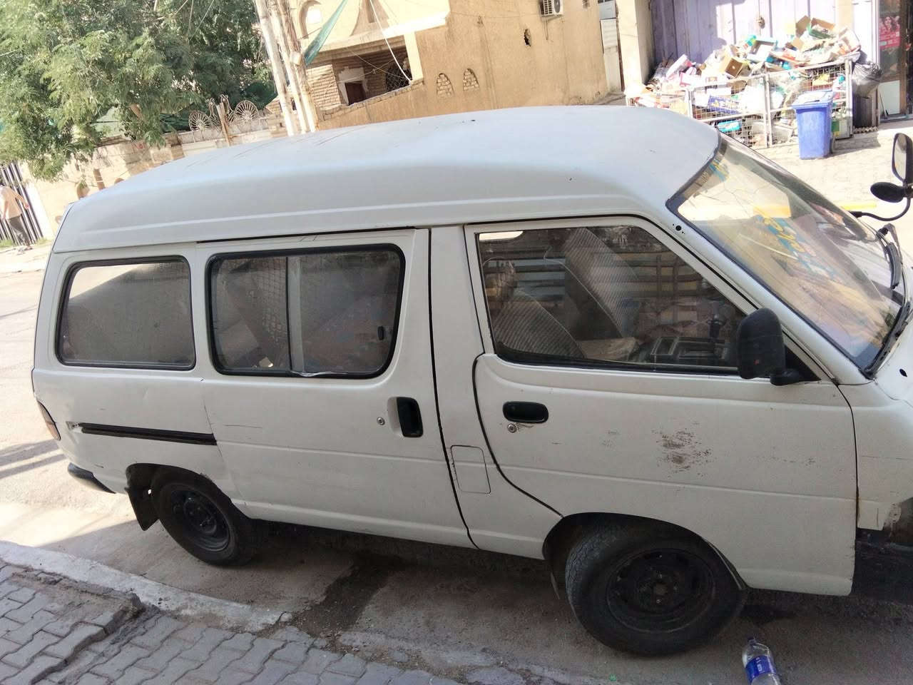 السلام عليكم سيارة فارة للبيع مكينة بيهة تبخير السنوية صاقطة السعر 20 وبيها مجال
