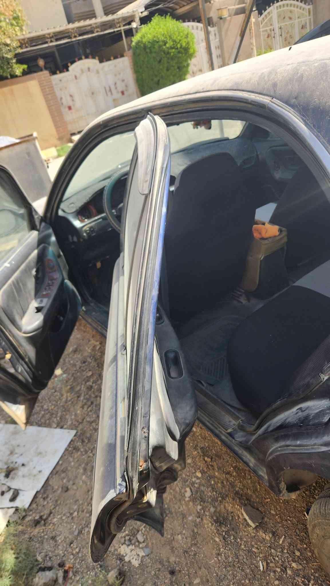 سوناتا للبيع موديل ٩٣ سنوية ٢٨  تحويل ثاني يوم تبريد شغال.. محرك جديد ..كير عاطل ما تمشي يعني بس وبالنسبه للكير حساس واحد اتوماتيك والسيارة بدون صبغ جارده الي يريدها موجوده بعقوبه والسعر ٣٠ بيها مجال بسيط
