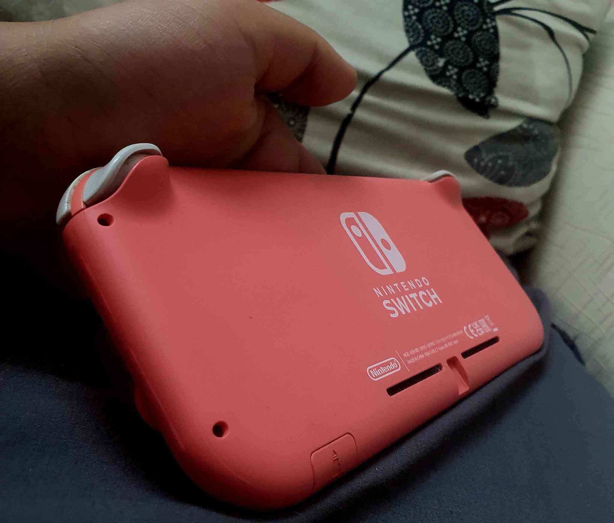 السلام عليكم،،،
متوفر حاليا نينتيندو لايت مهكر قطعه نضامين 

اون لاين لجماعه فورت نايت - روكيت ليك - فال قايز وغيرها 
اوف لاين لتحميل كافه الألعاب وبشكل مجاني مثل 
فيفا - ذا وتشر - gtav - زيلدا - نسخ ماريو والكثير 

الجهاز مكفول ان شاءالله ومهكر يم صفاء بالبصره 
رام 128 ساندسك الترا اصلي 
نضافه 100 بدون اي خلل او مشكله 
يحتوي على الكثير من الالعاب مثل زيلدا وماريو 
وتكدر تمسح وتحمل مثل gtav او فيفا باليعجبك 

الملحقات كامله الاصليه مالته 
الكارتون والشاحن nintendo  اضافه إلى جنطه وستكيرات 
الجهاز باللون الوردي الفاتح المميز  
سليم من كل الجوانب اخو الجديد 

السعر 240 الف فقط نهائي 
العنوان  / بغداد  - البياع  - شرطه الخامسه 
الرقم للتواصل  / ***********
يوجد توصيل لجميع المناطق والمحافظات ايضا
