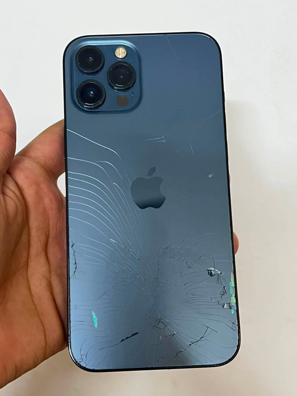 للبيع ايفون 12 Pro Max

*الذاكرة*: 256GB

*اللون*: ازرق

*البطارية*: 89‎‎% مستبدله شحن ميخربط 

*الشاشة*: مستبدلة 3 خيارات - الوان ولمس مكفول

*الكامرات*: مكفوله

*الشغال*: اتصال ✅ سيم كارت ✅ فيس ايدي ✅

*الحالة*: بدون عطل او مشكلة. تجي تفحص على راحتك

*السعر*: 375 ألف وبي مجال بسيط

*المكان*: بغداد - حي البنوك. توصيل ماكو

*للتواصل*:*********** واتساب متواجد
