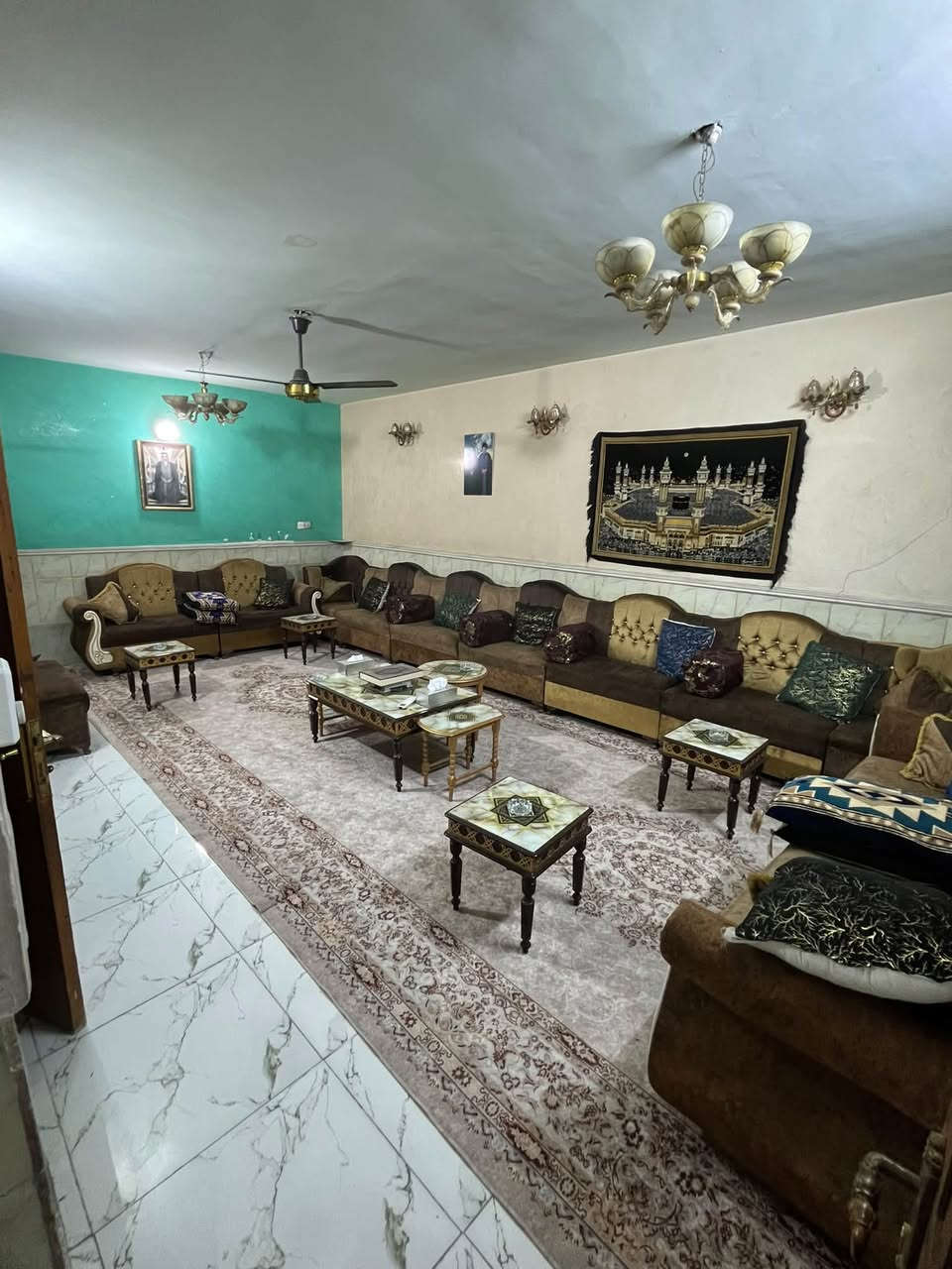 السلام عليكم /بيع مستعجل
دار للبيع 🏠 
الموقع📍 بغداد/حي النصر 
مساحة الدار 260م 
واجهه 13 والنزال 20
يحتوي على 5غرف نوم 
واستقبال وصالة ومطبخ 
مساحة الاستقبال 7x5
البيت طابقين جاهز من كلشي 
شارع تبليط /مجاري /كهرباء 
يحتوي على كراج يتسع ل٣سيارات 
لمعرفة السعر الاتصال على الرقم 
***********
