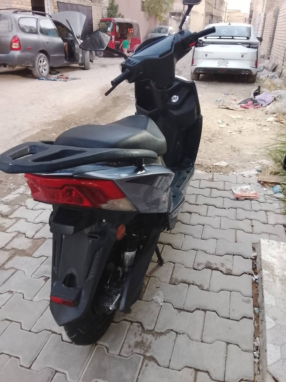 السلام عليكم دراجه شحن سكنس ملف 2000 واط 6 بطاريات كبار بيها نظام باركنك حمايه بيها نظام بك الرجوع للخلف بيها 3 سرع السرعه القصوى 99 حقيقي بيها سويجين وبصمتين إذا تشحنها 100 تمشيك 70 كيلو السعر 550 وبيها مجال حك جيه الاستفسار *********** العنوان الحريه
