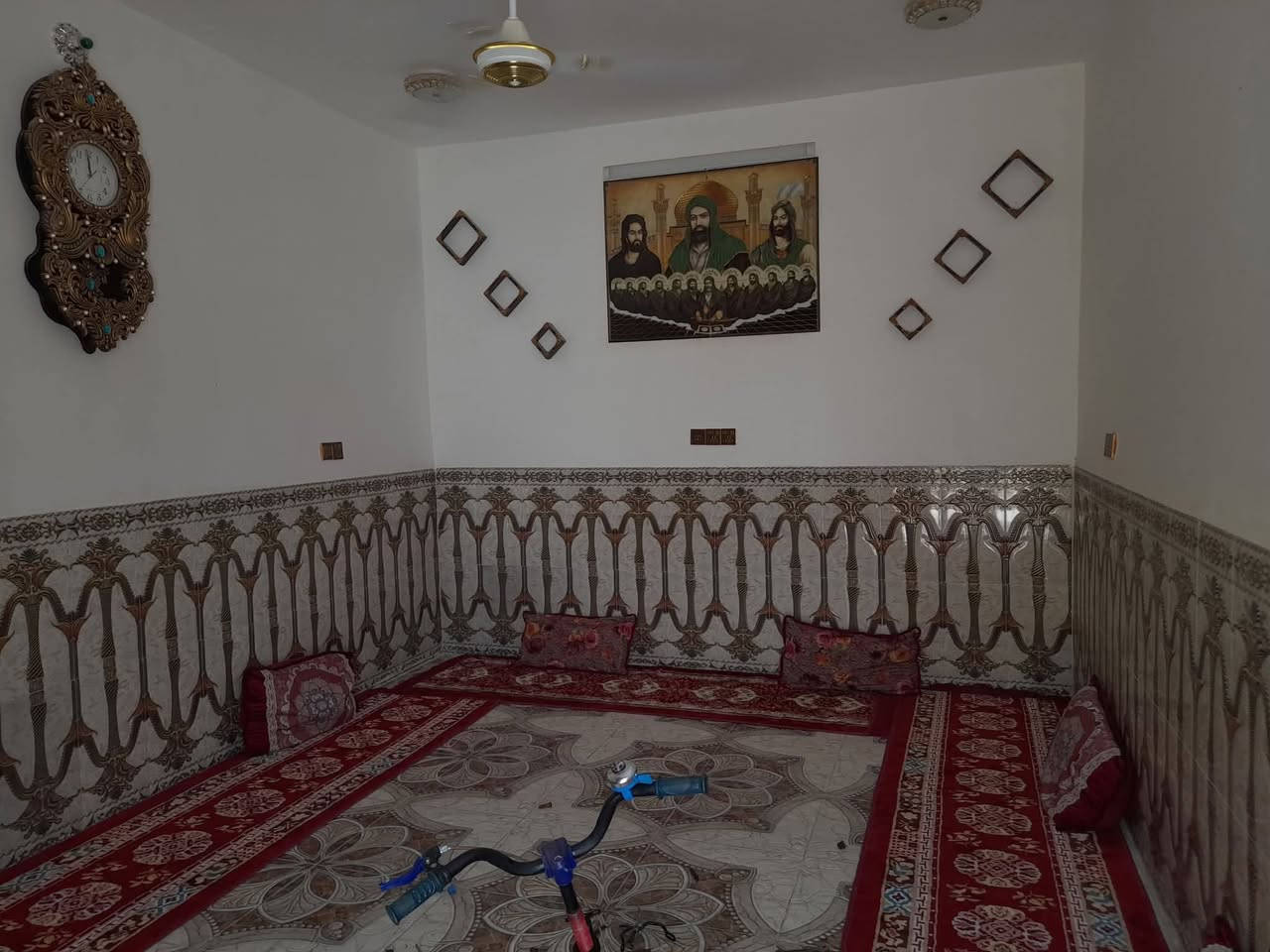 بيت لل بيع مساحته 250 متر طابو زراعي 
وبيه معامله بل بلديه مكانه بل طعيسات بضهر المدارس
يبعد عن الطابو 100 متر
يتكون البيت من ديوانيه وصاله 
وغرفتين ومطبخ ودرج وبيتونه 
بيت بلوك مطعم بطابوك حزامات
كله سيراميك 
وهاذه رقمي تخابر ونتفق ع سعر ونا خادم 
***********
