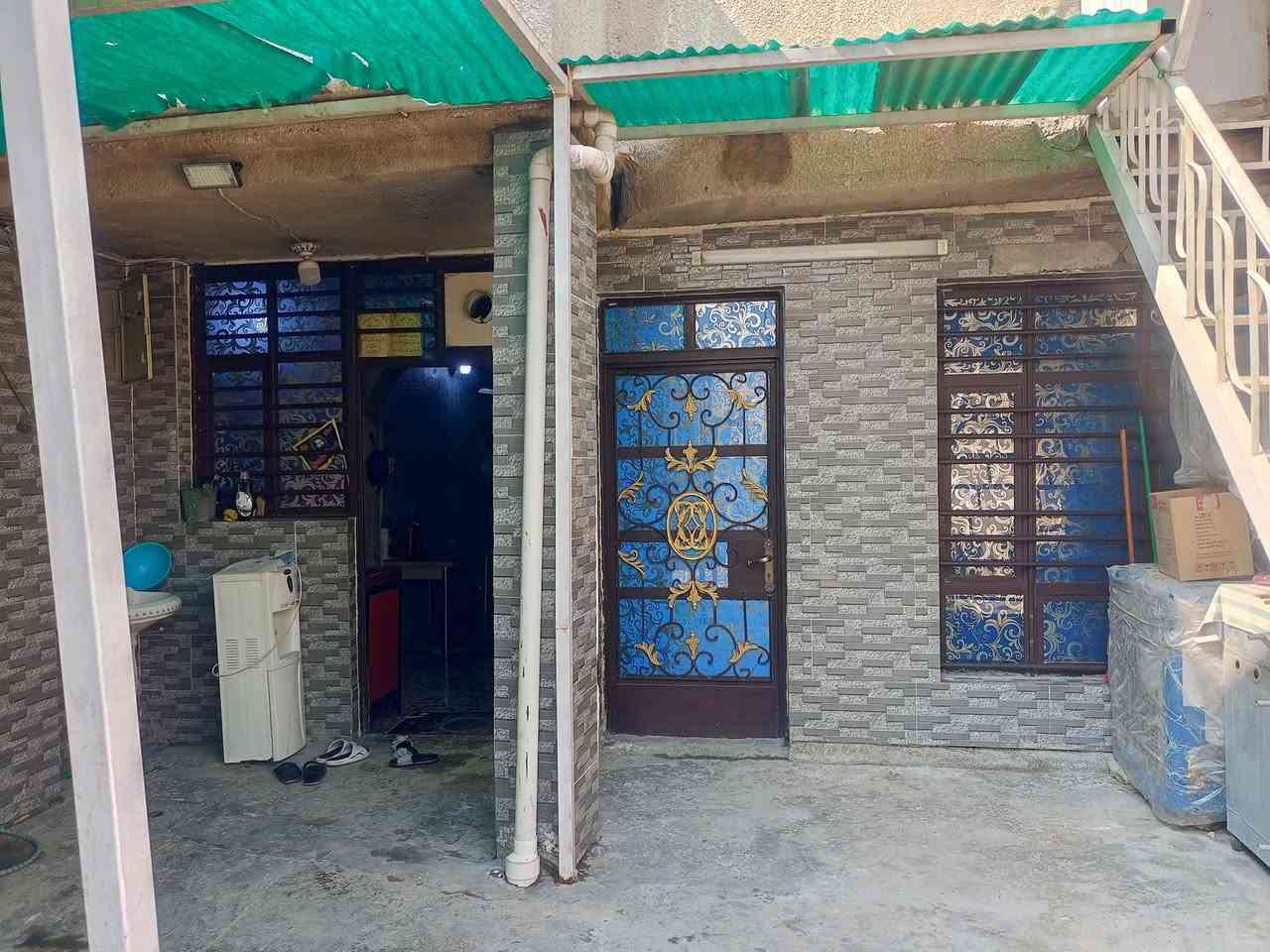 السلام عليكم لدي بيت طابو ملك صرف للبيع وليس للايجار مساحة ١٥٠م في منطقة الشعب شارع الصحة ديوان الرئاسة بيت الجوه مفصول عن الفوك كهرباء وماء يحتوي الطابق الارضي عن كراج واسع ومطبخ واستقبال وحولي وصالة وغرفة وخدمات 
الطابق الفوك يحتوي ع صالة كبيرة ومطبخ وخدمات وغرفة نوم باختصار المنزل يحتوي ع ٣ غرف 
شارع قريب ع شارع العام وسوق شلال باقي  التفاصيل خاص
