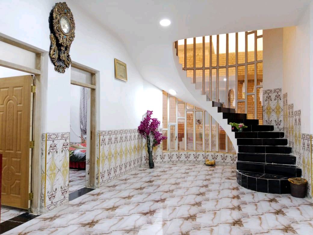 بيت مع نصف دونم للبيع في التاجي
قطعه ارض مساحتها نصف دونم (1250)متر مشيد عليها دار نوع العقار ملك طابو الكاظميه بناء حديث 2021 طابقين يحتوي الطابق الارضي على صاله 7x4 غرف نوم عدد 2مساحة 5x4 وهول داخلي 9x4 و مطبخ 6x4 وصحيات  الطابق الثاني  غرف عدد 2 مساحة كل غرفه 7x4 وهول 9x4 ومخزن  خدمات ماء أساله وكهرباء وطنيه ومولد تبليط لحد باب البيت يعني خدمات فول وتكدر ترتب الارض شوية مثلا اضافة مسبح وشغلات وتسويها فيلا سياحية السعر 450 وبي مجال بسيط العنوان التاجي عبور ذراع دجله منطقه 27 الحماميات تبعد عن الشارع العام 1000 م للأستفسار 
فقط رقم الهاتف  
*********** فقط اتصال او مراسلة واتساب