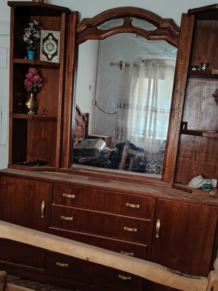السلام وعليكم غرفه اخشاب  حطاطه اصليه استخدام قليل جدا وياهه ميز اضافي الشراي يتواصل ويايه متواجد عل واتساب وعل خط ***********
