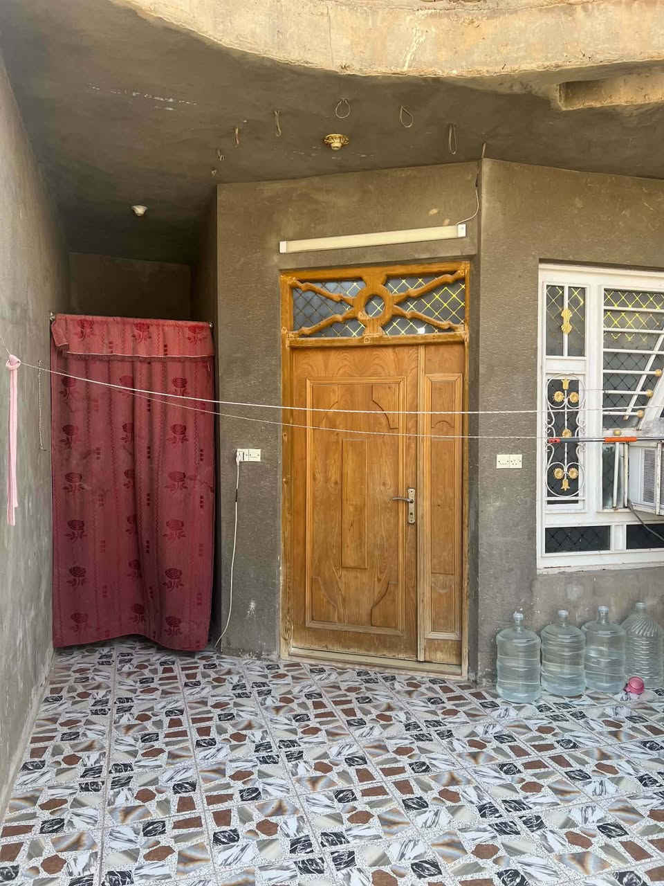 (السلام عليكم ورحمة الله وبركاته)🖐🏻
بيت للبيع🏘️
المساحة (150)
الواجه6
النزال25متر
ويحتوي البيت ع استقبال+مطبخ حار+مطبخ بارد+صاله +وترك جانبي+صحيات داخليه وخارجيه غربي وشرقي+وغرفة نوم ع عرض البيت+وبيتونه ع عرض الصاله) ويتكون البيت من طابق واحد...
العنوان🚨
واسط-العزيزيه_داخل محدود الثانيه خلف مدرسة الرصافي 
مقابل صالون النهى للسيدات...
التواصل ع هذه الأرقام أو مراسلت الحساب📞
(***********)واتساب
(***********)
