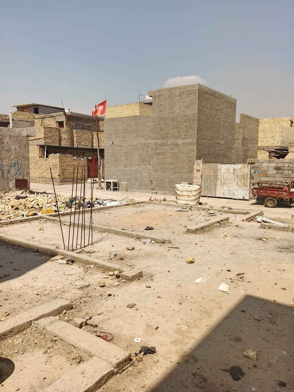 السلام عليكم قطعه للبيع مساحه 100متر عرضها 8متر والطول 12متر رفت درجه أولا ارتفاعا 40 سانتيم طالع بتلو شريطي ارتفاعا 10 سانتيم  العنوان الشعله الدوانم خلف السجه بشارع ابو الحرار السعر 40 وبيه اللأستفسار الاتصال علا الرقم ***********
