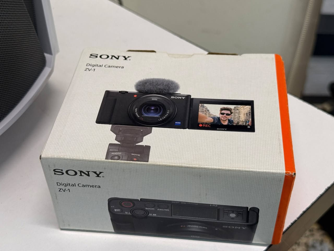 سوني ZV1 • ٤ بطاريات • عدسة Zeiss