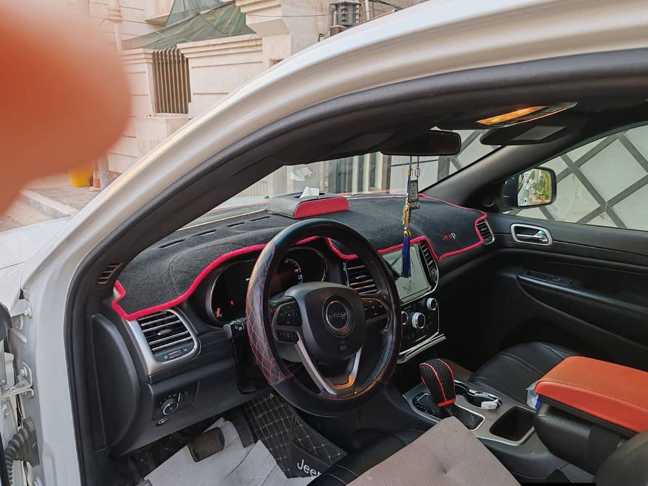 سيارة جديدة والحادث تبديل فقط مطابق 
سونار خاص 

للبيع | جيب جراند شيروكي Black Top موديل 2021
🚗 الموديل: 2021
🎨 الفئة: Black Top
⚪ اللون: أبيض
📏 المسافة المقطوعة: 17,000 ميل فقط(حقيقي) 
💵 السعر المطلوب: 22،000$ 
المواصفات: ✅ محرك 3.6 لتر (V6)
✅ ناقل حركة أوتوماتيك
✅ دفع رباعي (4×4)
✅ جنوط سوداء Black Top
✅ شاشة لمس ونظام معلومات وترفيه
✅ كاميرا خلفية وحساسات
✅ مقاعد جلد
✅ تشغيل بصمة (Keyless Start)
✅ تكييف ثنائي المناطق
✅ إضاءة LED
✅ فتحة سق
✨ السيارة بحالة ممتازة جداً، استخدام خفيف، جاهزة ولا تحتاج أي مصروف.
📍 الموقع: بغداد/ كراده 
📞 للاستفسار والمراسلة على الخاص أو واتس‏‪***********

