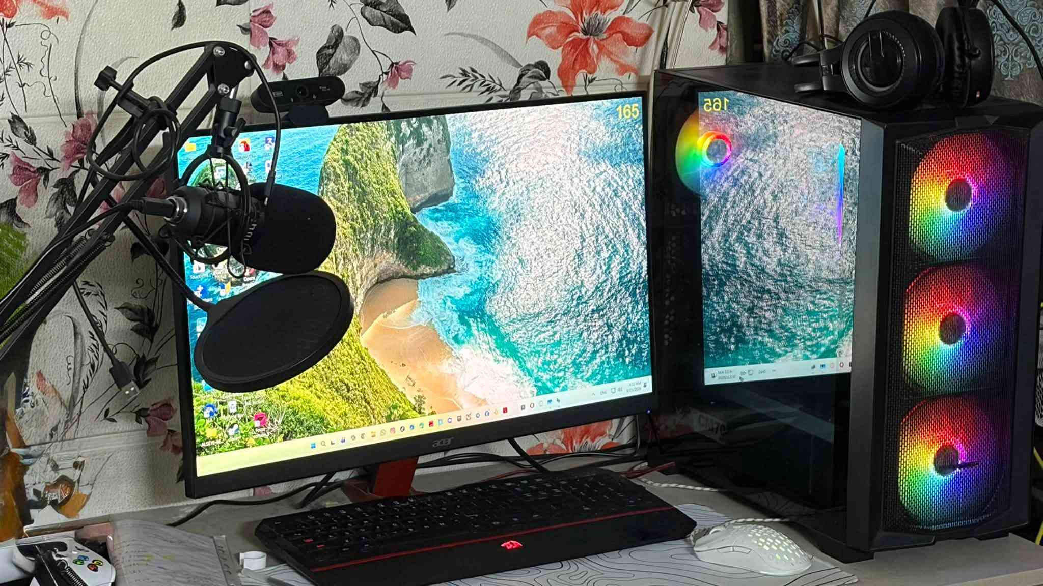 سلام عليكم
Pc للبيع مع ملحقاته. 
——————————————————
الكيس يحتوي على 5 مراوح واضاءةrgb. 
المعالج:i5 12,400. 
كارت الشاشة: Rtx 3060ti 8GB. 
باور سبلاي: 800w bronze. 
ويندوز : widows 11pro. 
الرام : 16gb. 
الهارد: M.2 1TB + 256GB. 
المبرد: غازي لون ابيض بية شاشه صغيره يقره درجة الحرارة 

——————————————————
الشاشة : 
acer 2k 165hz حجمها 27 وتحتوي سماعات. 
وياها مايك خارجي نوعية جدا جدا زينة وراقية. 
وكامرة stream وضوح ودقة جيدة. 
——————————————————
ملاحظة : استخدام الحاسبة جدا قليل ومعجون المعالج جديد وصيانتها جديدة سويتها قبل ٣ اشهر واستعملتها ٤ مرات وكلش نظيفة وهدية ويه الحاسبة ماوس وكيبورد وماوس باد لون ابيض. 
——————————————————
سعر: 950 الف (الكيس)
——————————————————
سعر الشاشة: 225 الف 
——————————————————
مكاني بغداد حي العدل 
***********
وين ميعجبك تتصل موجود

نص مكتوب في الصور:
- 165