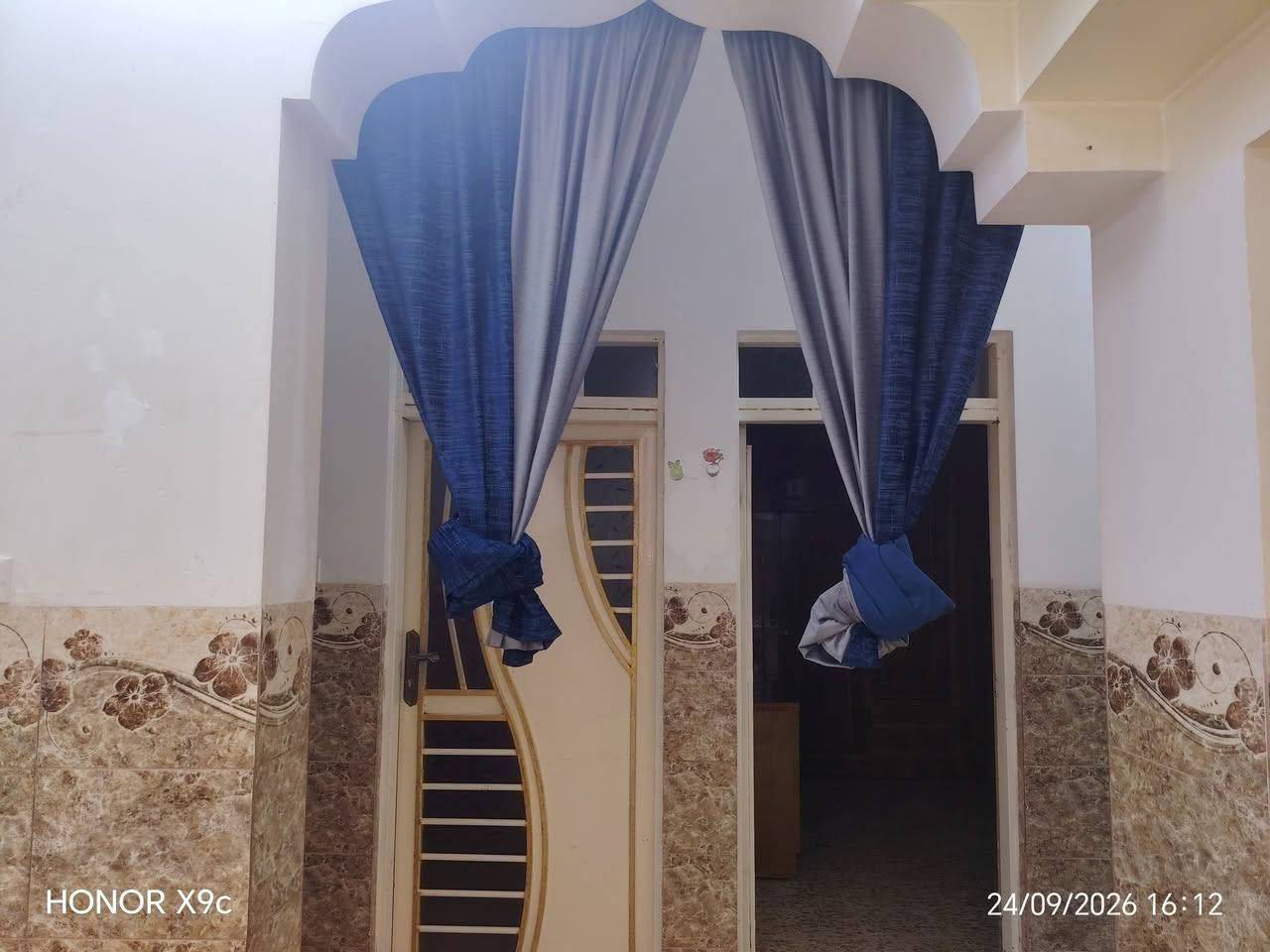 عرض جديد لدينه بيت للبيع قوسيات حي اليمان 
نقطة دالة مولدت اليمان  

المساحه 180متر

خدمات ماء كهرب تبليط 

يتكون من غرفتين نوم وهول

 واستقبال وصحيات 

سند زراعي 25

السعر 62وبي مجال 

للااستفسار اتصال 
***********

***********

نص مكتوب في الصور:
- HONOR X9c 24/09/2026 16:10
- HONOR X9c 24/09/2026 16:12
- HONOR X9c
- 24/09/2026 16:12