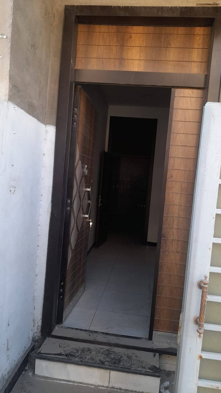 🏡 بيت للإيجار – بناء حديث
📍 الموقع: بغداد – منطقة الدورة، شارع 60، قريب من سوق الجمعية والميكانيك، ضمن المربع الذهبي.
📐 المساحة: 55 متر مربع.
🏠 مواصفات الدار:
3 طوابق
الطابق الأرضي: صالة، مطبخ، خدمات، وترك.
الطابق الثاني: غرفتا نوم وحمام.
الطابق الثالث: غرفة نوم، حمام، وبيتونة.
✅ المميزات:
ماطور ماء.
سخان.
بناء حديث.
💰 الإيجار: 500,000 دينار عراقي شهريًا.
🤝 التعامل مباشرة مع صاحب الدار (بدون وسيط).
📞 للاستفسار والاتصال: ***********
