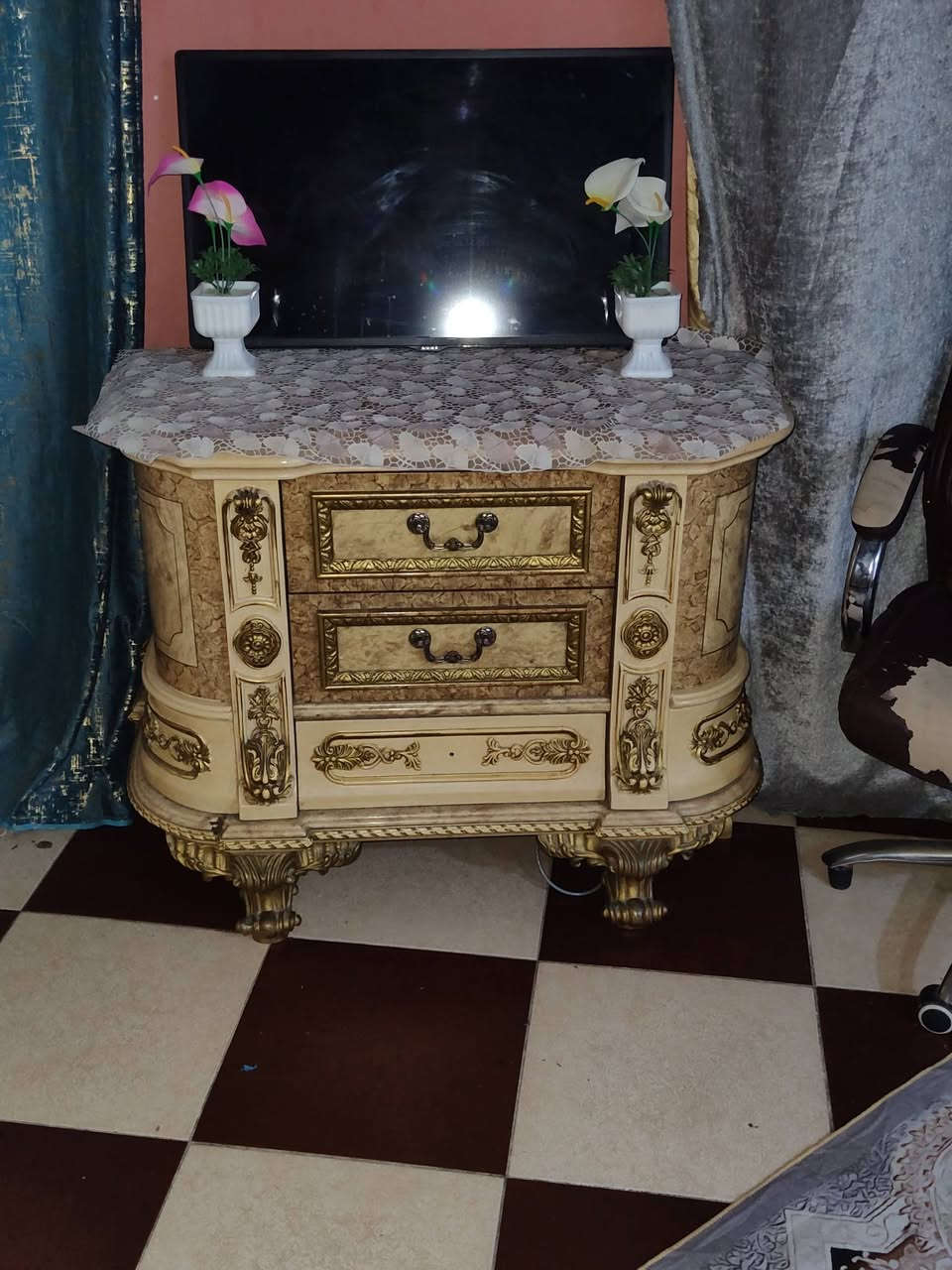 غرفة للبيع الملحقات بالصور بحاله جيده السعر 600 الف رقم الهاتف ***********
