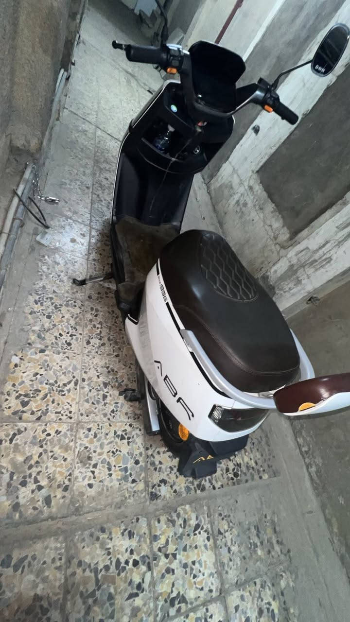سلام عليكم دراجه ABR استعمال بسيط من الشغل للبيت
تايرات جديدة البارحه بدلتهن  بطاريات جديدة 
مابيها اي نواقص حتر المطرية مالتها موجودة 
محرك 2000 واط
6بطاريات 72فولت
مكان بغداد/البنوك
***********
