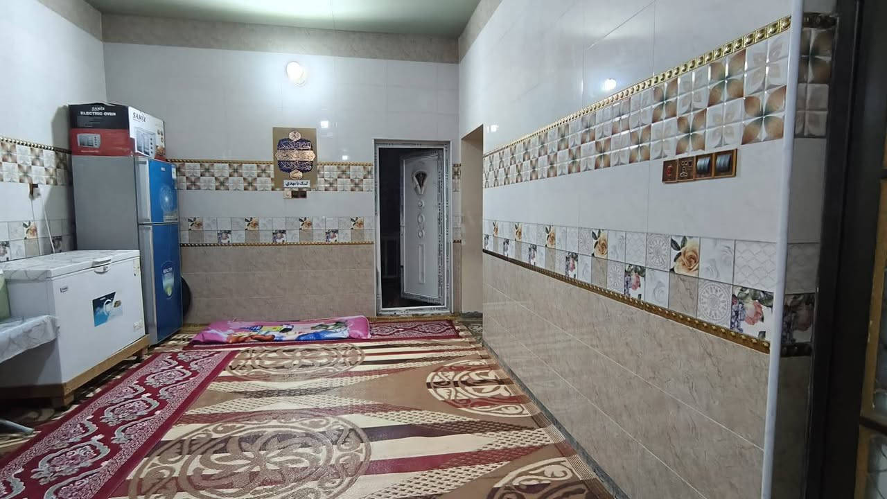 السلام عليكم بيت طابو صرف.للبيع مساحه325بناء200..متروحديقه125مترصاله١٢×٤ وغرفتين وحده سويت6×4والثانيه5×4....مكشوفتين 3حمامات..البراني 94بدون لبخ المكان الحيره شارع الحولي حي الحسين قرب المدرسه الصيني.الاتصال***********
