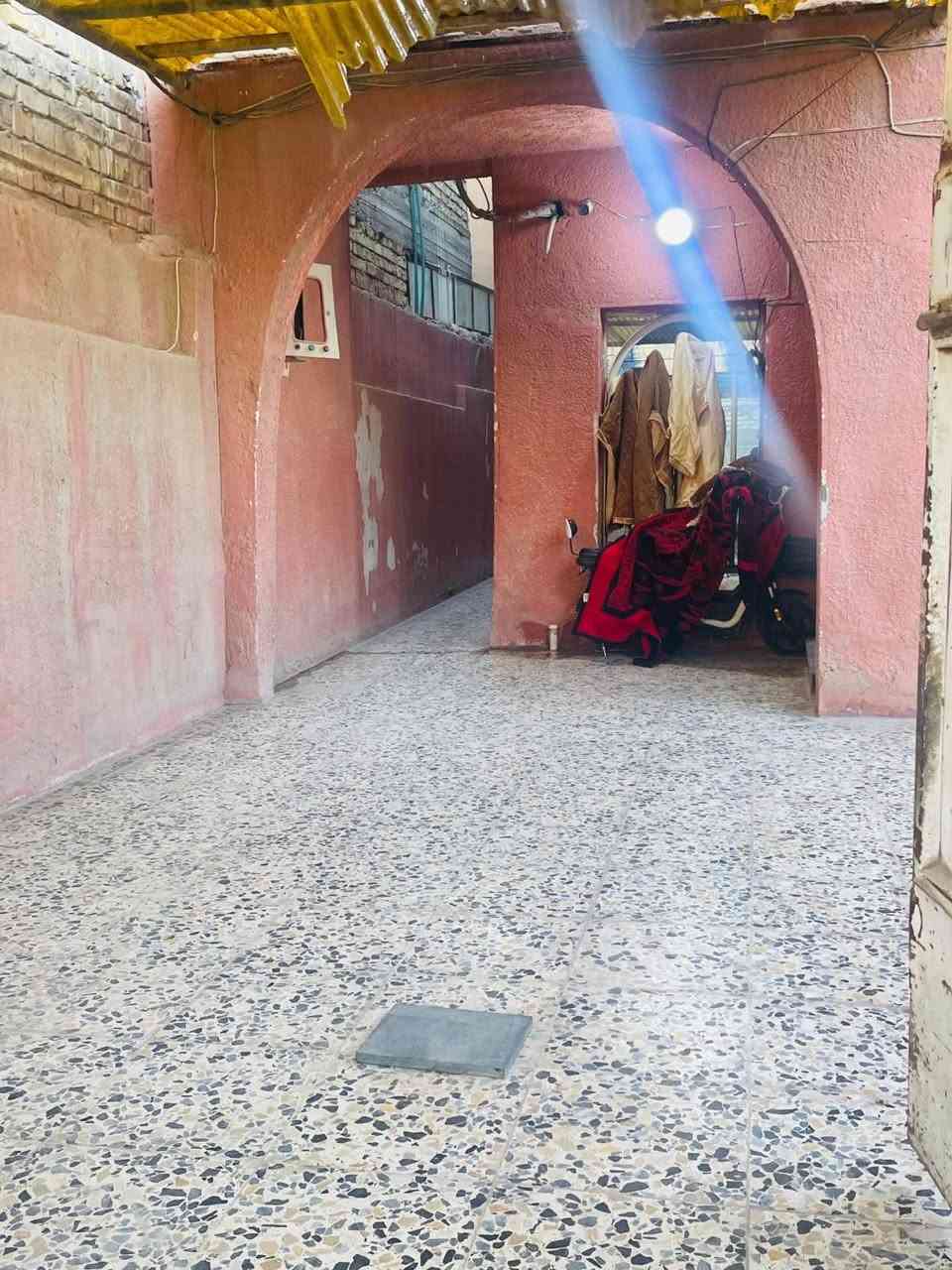 السلام عليكم بيت للبيع مساحه ١٧٠متر طابو ملك صرف بناء طابوك يتكون من أستقبال وأربع غرف ٢فوك و٢جوة ومطبخ بارد ومطبخ حار العنوان حي الحسن العسكري دور الضباط الاستفسار ع الرقم ***********
