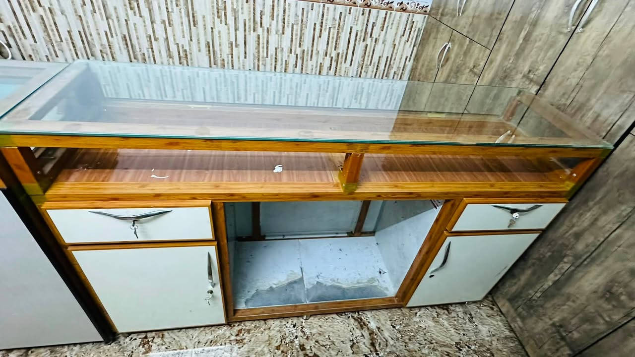 ميز مكتبي عدد 2 نضيفات كلش قياسهن 4 امتار ونص تفصال درجه اولى سعر 350 الف ***********

مكاني كركوك
