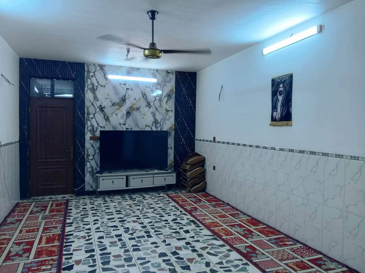 بسم الله الرحمن الرحيم 
دار زراعي للبيع في حي طارق شارع القديم في شارع معمل الغاز المساحه ٢٠٠متر
يتكون الدار 
استقبال و مطبخ و صالة وصحيات 
داخلية وخارجية 
غرف نوم عدد٢
للاستفسار     ***********
