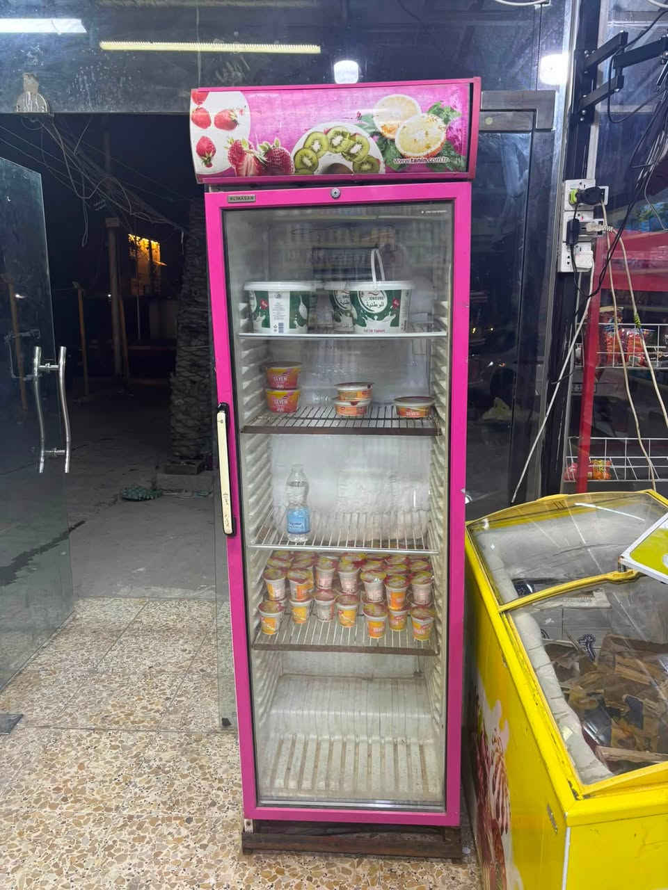 للبيع رفوف وسفينه مال محل نضيفات جدا قياس السفينه 3 متر والرفوف 10 قطع وكل قطعه بيها سبع خانات يعني سبعين خانه على متر 70 متر اتشيل المحل كله  و3 عارضات عاموديه سعرهن مليون و600 بيهن مجال للشراي مكانهن بغداد الكرخ  هذا رقمي***********
