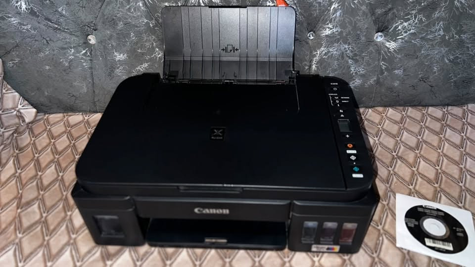 السلام عليكم إخواني الكرام…!
طابعة استنساخ حديثة مواصفات الطابعة Canon PIXMA G3416 استخدام اقل الشهر نسبة النظافة 100% شخط مابيها

النوع: طابعة متعددة الوظائف (طباعة + نسخ + سكانر) بخزان حبر قابل لإعادة التعبئة، لاسلكية، مخصصة للطباعة بكميات كبيرة.

سرعة الطباعة (تقريبية):

 • أبيض وأسود: حتى 8.8 صفحة/دقيقة

 • ألوان: حتى 5.0 صفحة/دقيقة

إنتاجية الحبر (الزجاجات المرفقة):

 • أسود: حتى 6,000 صفحة

 • ألوان: حتى 7,000 صفحة

المميزات:

 • طباعة لاسلكية (Wi-Fi)

 • دعم الطباعة من الجوال (iPhone/iPad وAndroid)

 • شاشة صغيرة لإعدادات النسخ المتعددة بسهولة

 • تشغيل/إيقاف تلقائي (Auto Power ON/OFF)

التوافق:

 • Windows
 • iPhone/iPad
 • Android

‎ دقة الطباعة لطابعة Canon PIXMA G3416:

 • دقة الطباعة القصوى: حتى 4800 × 1200 نقطة/بوصة (dpi)

 • دقة السكانر (الماسح الضوئي): 600 × 1200 نقطة/بوصة (optical)

هذه الدقة العالية (4800×1200) تعني طباعة نصوص حادة وصور واضحة، وهي مناسبة جدًا للمستندات والصور الفوتوغرافية. السعر ( 215 ) وبيها مجال حق الجية للشراي للأستفسار الاتصال على الرقم التالي ( *********** )
