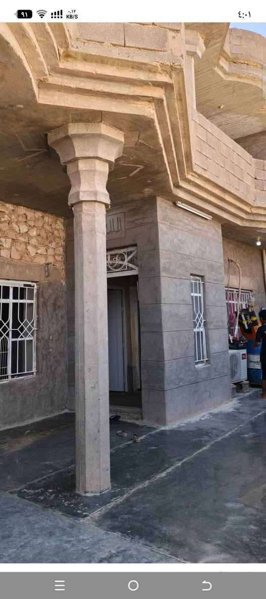 دار للبيع المسحه260طابقين الطابق الول متكونه من ديوان8×4 
وهول 5×4
وممر4×4 وقرفتين وحده،5×4
وحده4×4
ومطبخ6×4
 وصحيات 2×1.5
والطابق الثاني 
ممر 9×4
ثلاث قرف  
وحده 4×4
وثنين 6×4
موقع الدار بجانب قامقاميه حديثه ثاني فرع من اليسار 
سعر 62 وبي مجال 
للتواصل ***********
